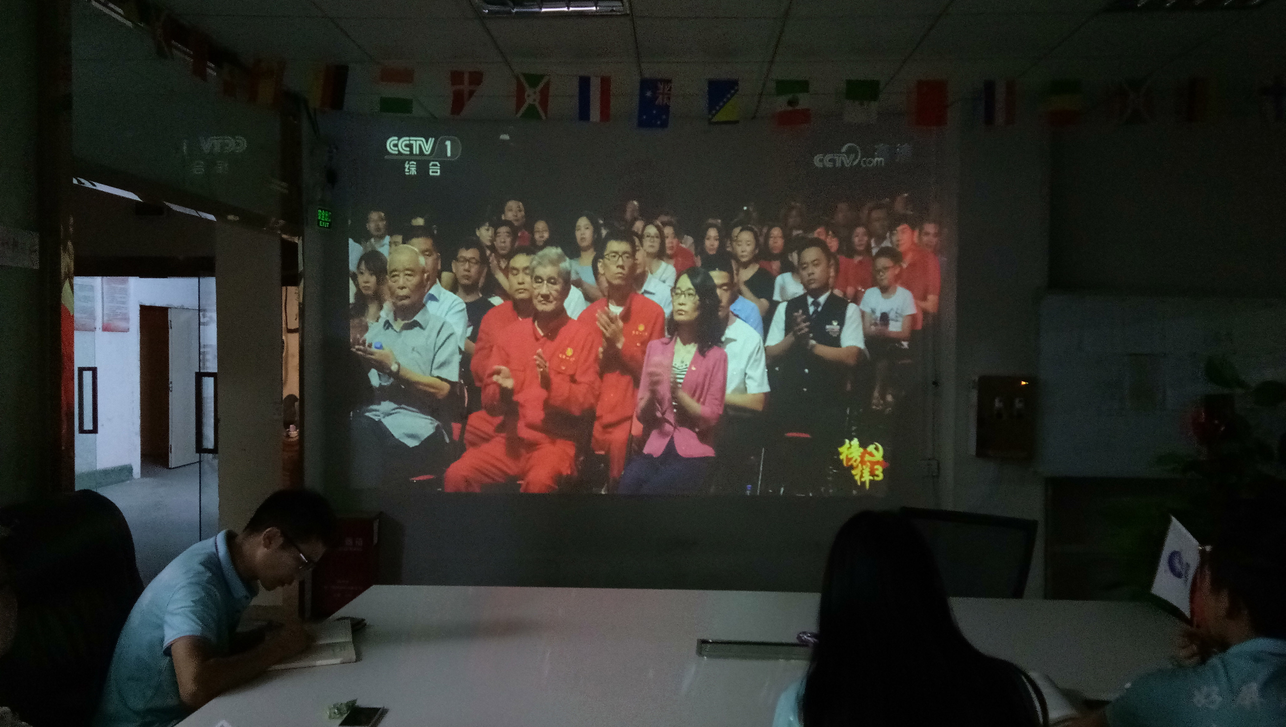 德潤賽爾黨支部組織光看榜樣3，Derenser party branch organization looks at the example 3，По-моему, на 3 - х